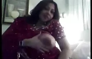 Kuum india tüdruk näitab oma suurt rindu, tussu
