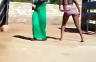 Aafrika tüdrukud tantsivad